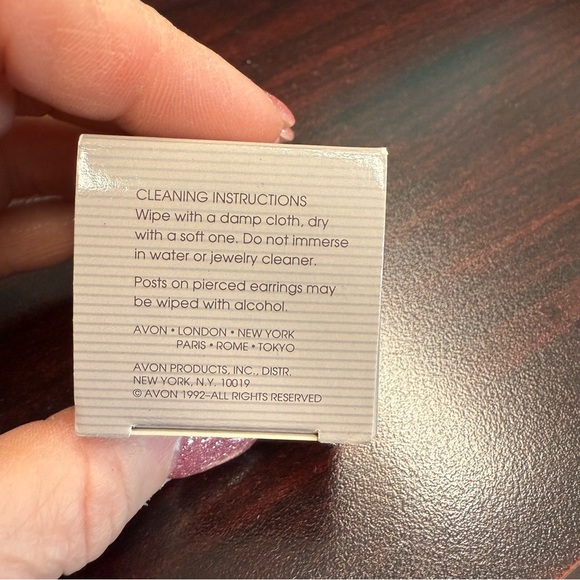 Vintage Avon “delicate mother of pearl” Goldtone and Pearl Clip-On Earrings NIB - Picture 2 of 5